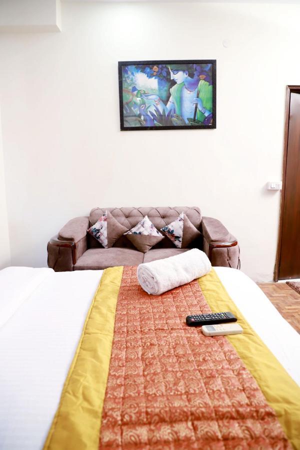 Fortune Service 3bhk,e-28 Saket 1b Apartment *